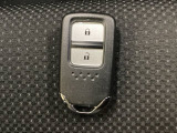 スマートキーを装備しています。鍵を差し込むことなくドアロックの開け閉めと、スタートボタン操作でのエンジンスタートができます。
