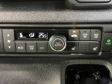 【オートエアコン】一度お好みの温度に設定すれば、車内の温度を検知し風量や温度を自動で調整。暑い…寒い…と何度もスイッチ操作をする必要はありません。快適な車内空間には必須の機能ですね♪