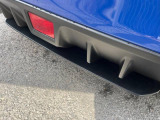 【STIリアエアロ】人気のSTIエアロを装備!クルマの外観がよりスタイリッシュになり、街中で存在感あふれる1台に♪将来買い替える時にもリセールに影響しやすく、価値ある人気の装備です!