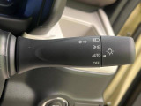 【オートライト】周りの明るさに応じて自動でヘッドライトの点灯・消灯ができる機能です!ライトの付け忘れ・消し忘れなどが無くなり、雨の日や夕方の走行も安心!トンネル通過時も便利ですね♪