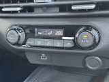 エアコンはオートエアコンです(^-^)温度調節も細かくできるので車内を快適な温度にできますよ(*^^*)人気の装備です☆