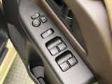 【電動格納ミラー】サイドミラーは電動格納式となっており、狭い駐車場でもキズがつくリスクを抑えられます。