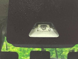 【スマートアシスト】走行中に前方の車両等を認識し、衝突しそうな時は警報とブレーキで衝突回避と被害軽減をアシスト。より安全にドライブをお楽しみいただけます。