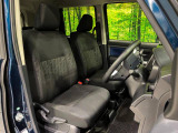運転席まわりには十分なスペースがあり、大柄な方でもゆったり運転していただける環境です。