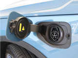 コンセントタイプ(3kW)やウォールボックスタイプ(6kW)の充電器を用いて、ご自宅で簡単充電。一般的な家庭用の200V交流充電ケーブルでは、約8時間で80%まで充電!1時間あたり7~14kmを走行できる電力を充電できます。