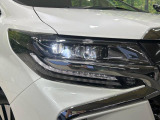 【三眼LEDヘッドライト】スタイリッシュな見た目の三眼LEDヘッドライトを装備♪スタイルだけでなく、夜間の走行も視界良好で安心してお乗りいただけます。