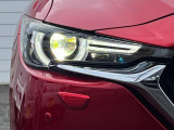 【LEDヘッドライト】悪天候や夜間走行時も良好な視界を確保し安心して運転できる高輝度LEDヘッドライトを装備!点灯速度が早く、消費電力も抑えられています。