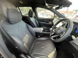 メルセデスのシートは、少し硬めになっております。長時間の運転の際、適度な反発があることでお尻や腰の負担を減らす効果がございます。