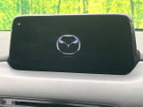 【マツダコネクト】車内の雰囲気にマッチした一体型タイプのディスプレイ。各種車輌設定やBluetooth再生等、様々な機能が楽しめます。専用SDカードのご購入で、ナビ機能も使用出来ます。