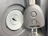 【キーレス】少し離れた場所からでもボタン一つでドアの開錠・施錠ができるのでとっても便利!ドアの鍵穴周りに傷をつけることもありません♪