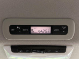 【リアオートエアコン】広い後部座席には必須の機能!風量や温度を自動で調整し前席と同様な車内環境にしてくれるリアオートエアコンを装備。夏の暑さも冬の寒さもストレスなく快適にお過ごしいただけます♪