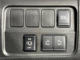 【ハンズフリー機能付き両側パワースライドドア】スライドドアの下に足先を入れてすぐ引くと、自動的にスライドドアが開閉します!荷物で両手がふさがった状態でも、ドアの開閉ができてとっても便利!