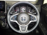 ハンドル左側にはオーディオ操作が出来るオーディオリモートコントロールスイッチ、右側にはHonda SENSINGとオートクルーズコントロールのスイッチを装備!