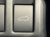 【パワーバックドア】スマートキーや運転席のボタンを押すだけでリアゲートが自動で開閉します!荷物を持っている時や、高い位置にあるバックドアを閉める際に便利な機能です♪