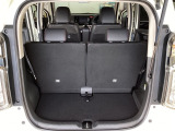 開口部も広く荷物の積み下ろしもしやすいお車となっております。シートの背もたれは5:5の割合で背もたれを可倒でき、前後のシートスライドもできるので荷室をひろげることができます。