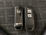 スマートキーを装備しています。鍵を差し込むことなくドアロックの開け閉めと、スタートボタン操作でのエンジンスタートができます。スペアキーも同じものを用意しております。