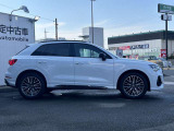 【Q3 ディーゼル4WD Sline ブラックスタイル】Audiの車両は、空気力学を考慮した流れるようなラインが強調されており、スポーティでエレガントな印象を与えます。
