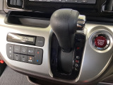 CVT車のセレクトレバーです。低速から高速まで、変速ショックのないスムーズな走りを実現するとともに、エンジン効率のよい領域を維持することで燃費にも貢献します。