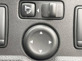 【電動格納ミラー】サイドミラーは電動格納式となっており、狭い駐車場でもキズがつくリスクを抑えられます。
