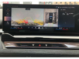 駐車する際は、パーキングヘルプラインと障害物マーク表示機能付のリアビューカメラがスマートな車庫入れをサポートします!障害物との距離を信号音と画面表示でお知らせするので安全かつ正確に駐車できます。