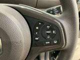 ハンドルにHondaセンシング系のクルーズコントロールやレーンキープアシストなどの操作スイッチが装備されています。ハンドルから手を離さず安全に操作できます。