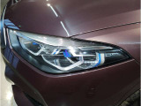 BMWの伝統の丸目4灯ヘッドライトでございます。LEDライトで視認性もよく明るく安全性の向上につながります。