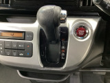 CVT車のセレクトレバーです。低速から高速まで、変速ショックのないスムーズな走りを実現するとともに、エンジン効率のよい領域を維持することで燃費にも貢献します。