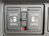 【両側パワースライドドア】スマートキーや運転席のスイッチで後席両側スライドドアの開閉が可能♪電動だから力を入れてドアを開ける必要が無く、小さなお子様でも簡単に開け閉めでき快適です♪