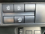 ハンズフリーオートスライドドア〈両側〉(挟み込み防止機構付)は運転席からも開閉可能。また、荷物やお子さまの抱っこで両手がふさがっていても、片足を振り入れるだけでスライドドアが開閉できます。