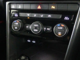 ★運転席、助手席のエアコンの温度を別々で調整することができる2ゾーンエアコンです★