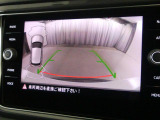 ★ギアをリバースに入れると車両後方とガイドラインが表示され車庫入れ、縦列駐車の際に安全確認をサポートします★