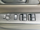 【電動格納ミラー】サイドミラーは電動格納式となっており、狭い駐車場でもキズがつくリスクを抑えられます。
