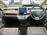 当社の中古車は、フロアマット付きで販売しておりません。中古車という特性上匂いや見栄えなどの状態が左右される為です。純正、社外の新品マットをご検討いただけます。予め得ご了承下さい。
