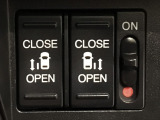 【両側パワースライドドア】両側がパワースライドドアになっており、運転席のスイッチやスマートキーでも開閉が可能です!開口部も広いので乗り降りも楽々♪