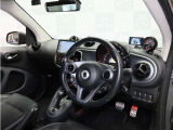 ・BRABUSスポーツステアリング(ナッパレザー、グレーステッチ入り、高さ調節機能付き) ・BRABUSエクスクルーシブダッシュボード・BRABUSメーターパネル(3.5インチTFTディスプレイ付き) ■アルミペダル