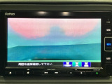 ギヤをR(バック)に入れるとナビの画面に後ろの映像が映るリアカメラ付です。後退時、コンディションが悪い視界でもカラーバックモニターがドライバーをサポートします。
