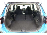 セカンドシートを倒した状態です。セカンドシートは独立可倒、荷物に合わせてラゲッジスペースをアレンジできます。
