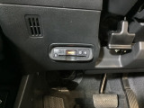ハンドルの左下にETCがついています。高速道路の料金所の通過も楽々です!。 カードの取り出しもしやすい場所についています。