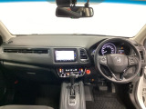 車内は光触媒抗菌消臭施工済です。インパネ周りはスタイリッシュなデザインで機能や装備も充実しています。グローブボックスのほかにトレーなどたくさんの収納スペースが付いています。