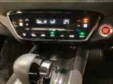 オートエアコンがついてますので、簡単操作で快適に過ごせます。リア熱線のスイッチの中にサイドミラーヒーターも入っています。パネル内のシートヒータースイッチは前席の左右別々に2段階で温度設定ができます。