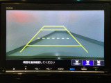 【バックカメラ】運転が苦手な方も車庫入れラクラクです!ギアをリバースに入れれば自動的に切り換わりますので、面倒な操作は不要です♪狭い駐車場もお車を傷つけず安心ですね!