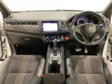 車内は光触媒抗菌消臭施工済です。スタイリッシュなデザインで暖かみのあるインパネ周りを演出します。グローブボックスやカップホルダーのほかにトレーなどたくさんの収納スペースが装備されています。
