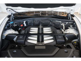 571馬力を発生させるV型12気筒6.75Lツインターボエンジン