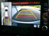 後方が見える安心をお届けするバックモニター付:バックするときのアシストラインも表示され楽々バック!車庫入れや縦列駐車をサポートし、苦手な駐車も安心です!パノラミックビューモニターも装備されていますよ。