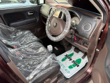 運転席はこちらです。プライベートな車内なのでリラックスできる空間を。