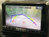 【バックカメラ】駐車時に後方がリアルタイム映像で確認できます。大型商業施設や立体駐車場での駐車時や、夜間のバック時に大活躍!運転スキルに関わらず、今や必須となった装備のひとつです!