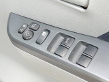 【電動格納ミラー】サイドミラーは電動格納式となっており、狭い駐車場でもキズがつくリスクを抑えられます。