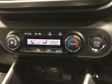 オートエアコンです。運転席から操作しやすいよう、使用頻度の高いスイッチを運転席側にレイアウトしています。