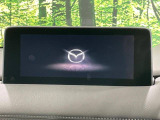 【8.8インチマツダコネクト】車内の雰囲気にマッチした大型のディスプレイ。スマホ接続でのナビ使用やBluetooth再生等、様々な機能が楽しめます。直感的なダイヤル操作が可能で、使い勝手も良好です。