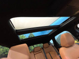 【大型サンルーフ】車内の解放感が一気に上がる大型のパノラマルーフ!季節を問わず開放的で快適なドライブをお楽しみいただけます。流通量も少なく希少価値の高い人気の装備です♪